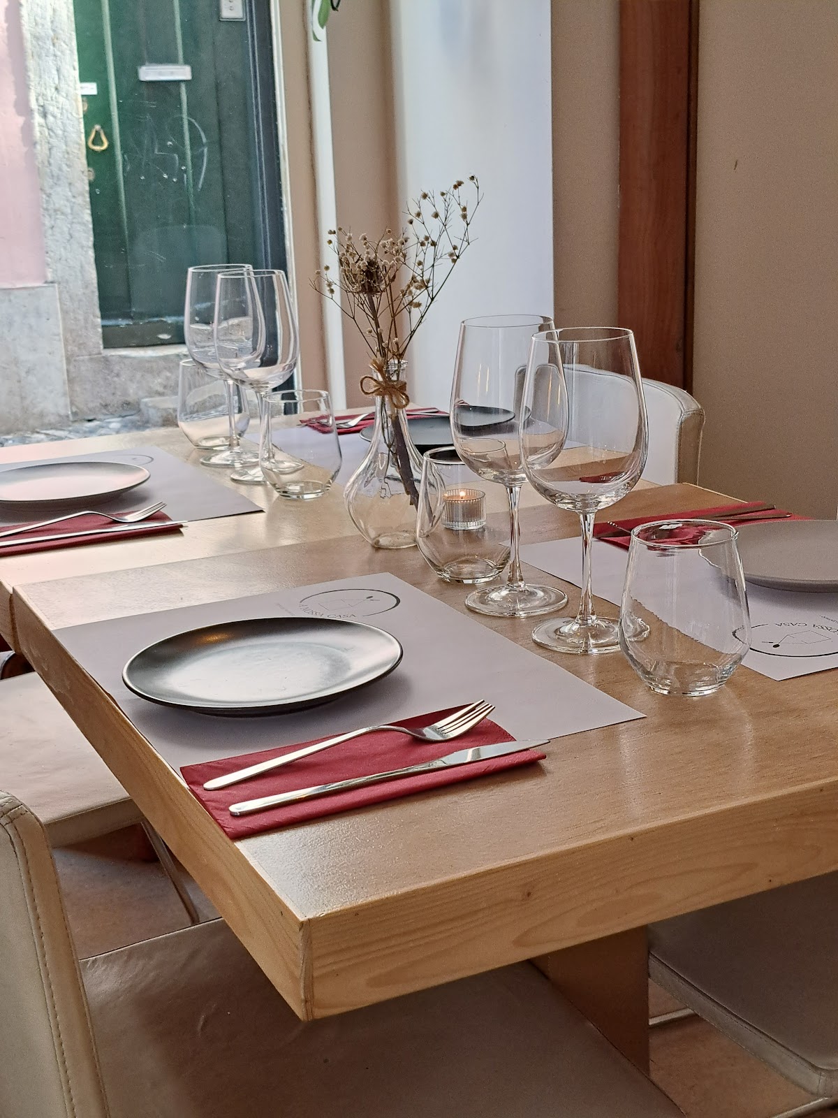 Ambiente acolhedor à luz de velas em A Nossa Casa no Bairro Alto