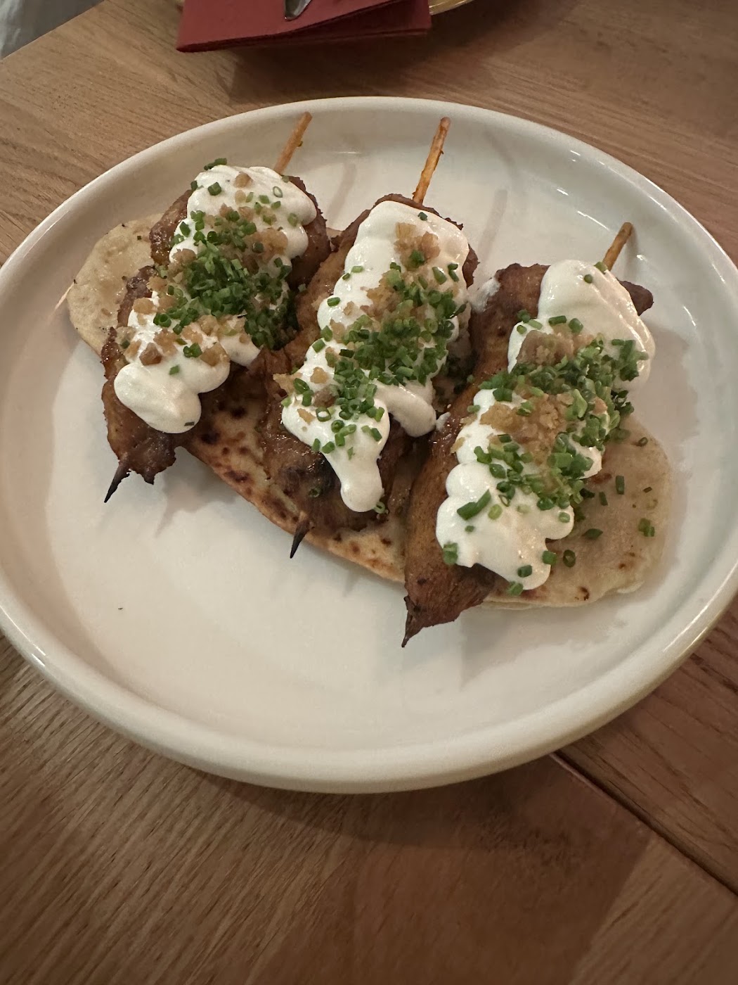 Espetada de frango na brasa com creme de kefir e pão pita