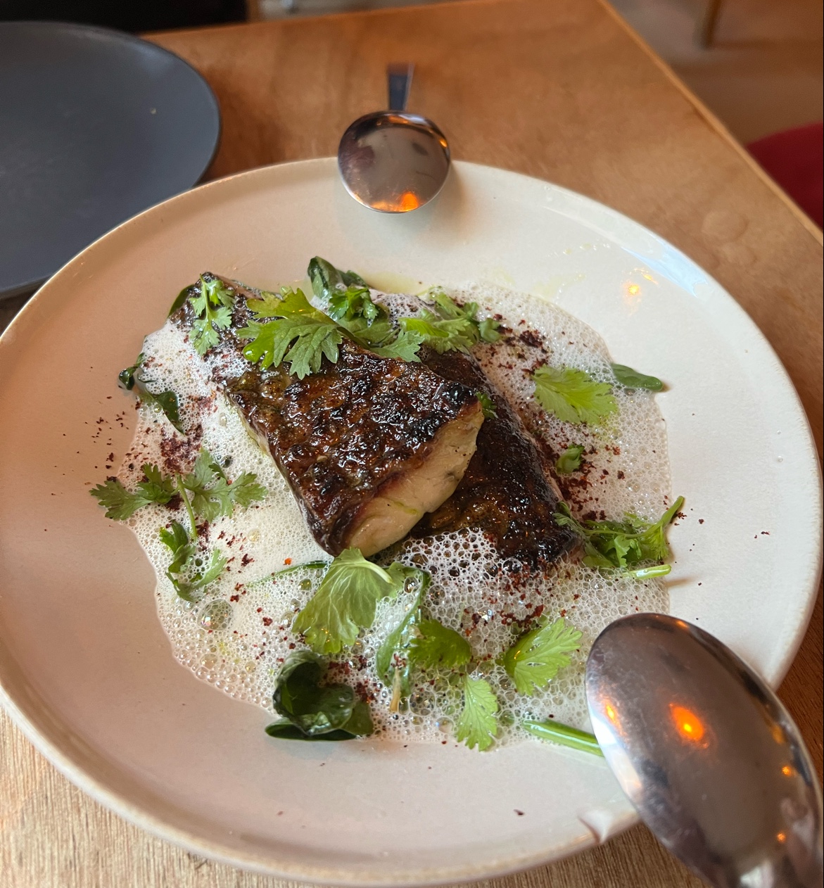 Peixe fresco do dia grelhado na brasa com emulsão de citrinos