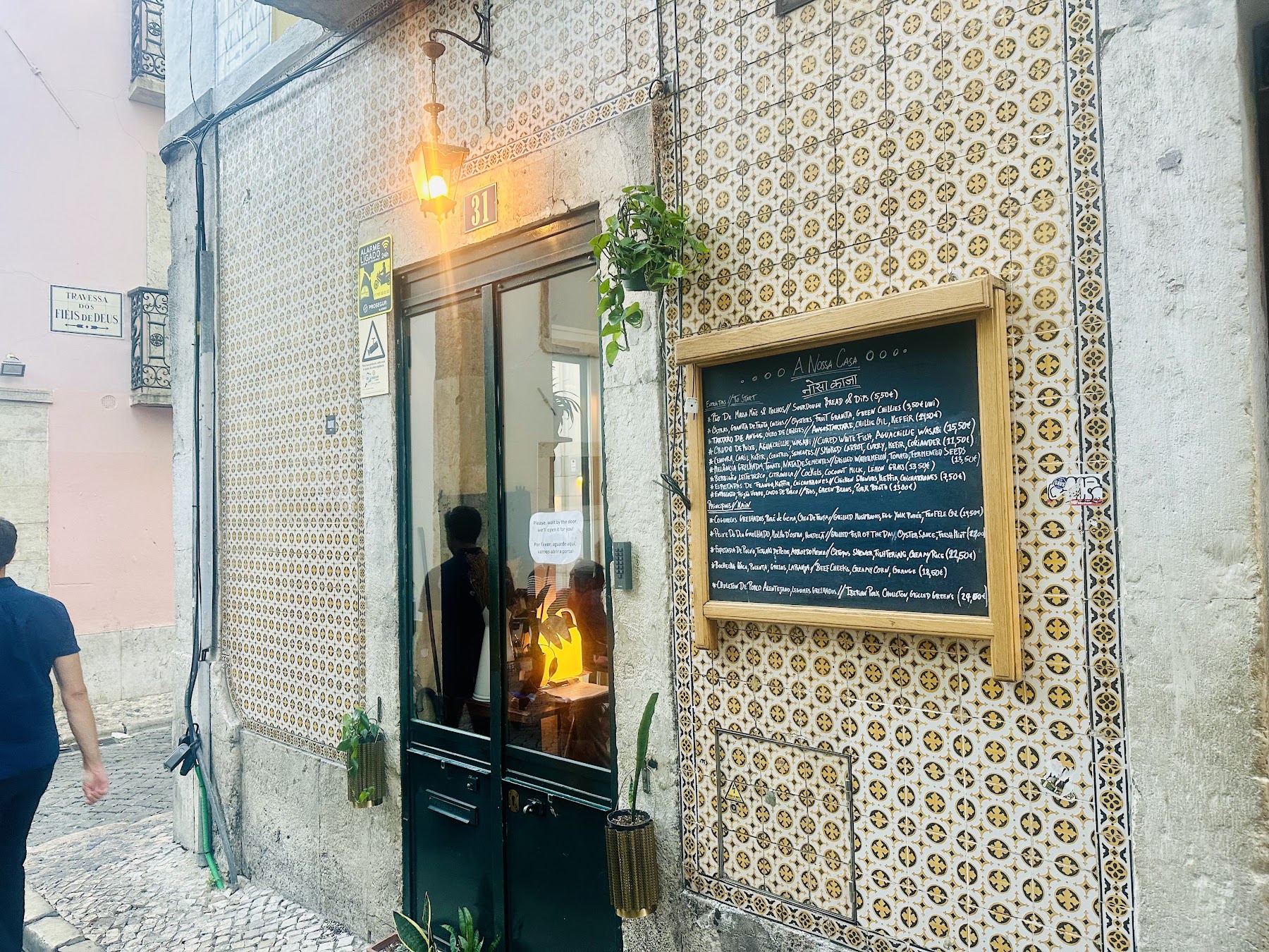 Fachada e lousa diária d'A Nossa Casa na Rua da Atalaia no Bairro Alto