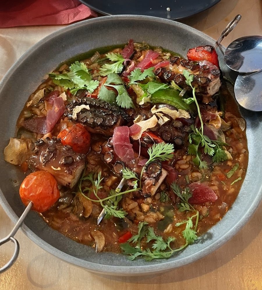 Espetada de polvo grelhado sobre arroz de marisco apurado