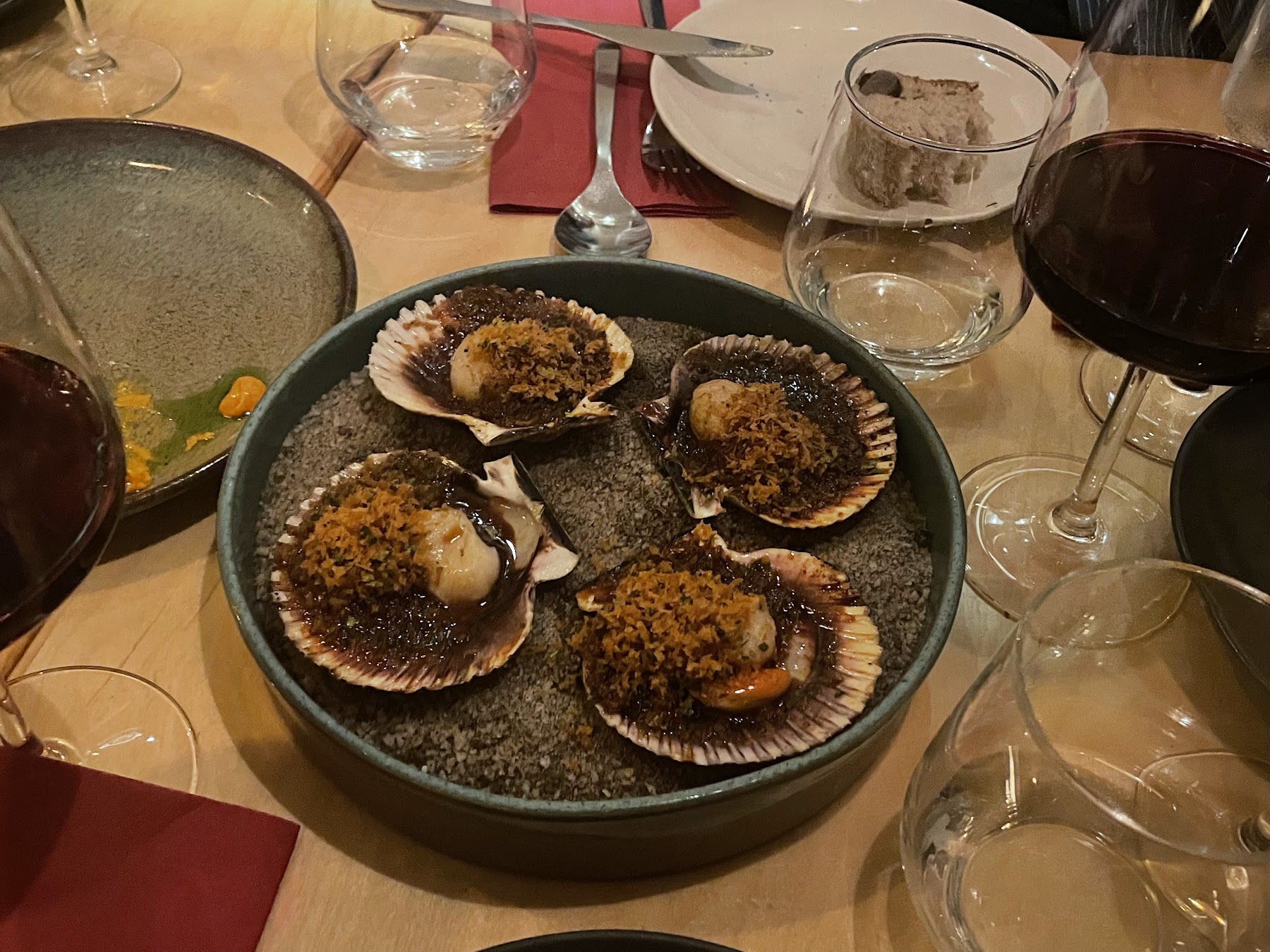 Noites de jantar com vinho português e pratos de marisco